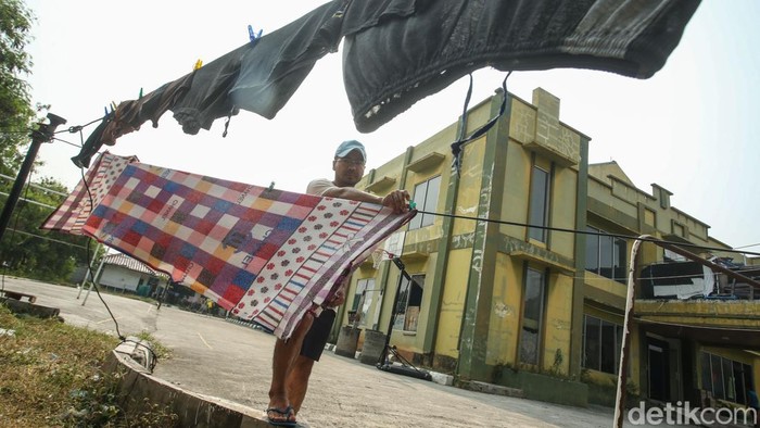 Sebanyak 101 pencari suaka masih bertahan di pengungsian sementara Kalideres. Mereka bertahan meski pemprov DKI memerintahkan pengosongan gedung, Kamis (15/8/2024).
