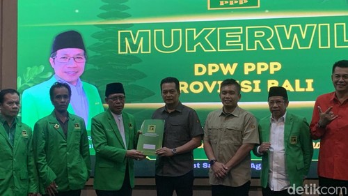 PPP menyerahkan dukungannya kepada pasangan calon bupati dan wakil bupati Jembrana, I Made Kembang Hartawan dan I Gede Ngurah Patriana Krisna saat Mukerwil DPW PPP Bali di Denpasar, Kamis (15/8/2024). (Rizki Setyo/detikBali)