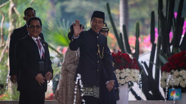 Presiden Joko Widodo (Jokowi) dan Iriana tiba di gedung DPR/MPR RI, Jakarta, Jumat (16/8/2024). (CNBC Indonesia/Faisal Rahman)