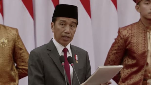 Presiden Joko Widodo saat memberikan pidato dalam Sidang Tahunan MPR dan Sidang Bersama DPR RI-DPD RI di gedung DPR/MPR RI, Jakarta, Jumat (16/8/2024). (Tangkapan Layar Youtube DPR RI)