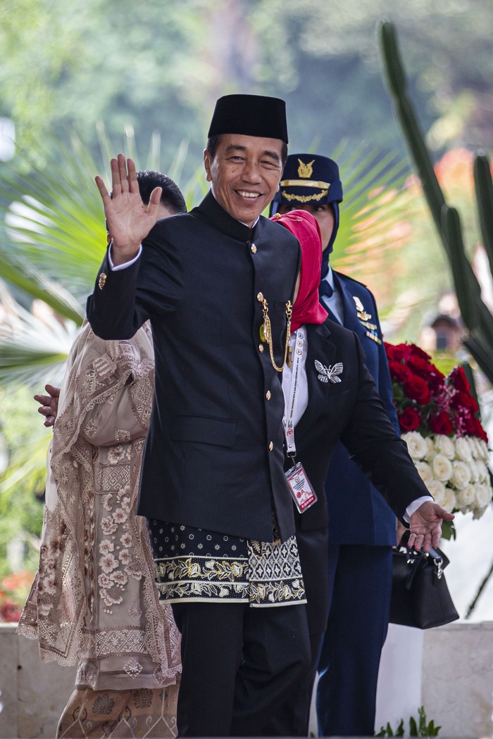 Presiden Jokowi tiba di kompleks Parlemen Presiden Joko Widodo dengan mengenakan baju adat Betawi tiba untuk menghadiri Sidang Tahunan MPR, Sidang Bersama DPR dan DPD tahun 2024 di kompleks Parlemen, Senayan, Jakarta, Jumat (16/8/2024). ANTARA FOTO/Dhemas Reviyanto/sgd/tom.
