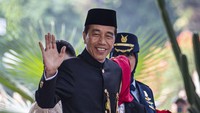 Terbaru, pada tahun 2024 ini Presiden Jokowi memakai baju adat Suku Betawi. Baju adat tersebut yakni baju adat Ujung Serong. Jokowi tampak memakai baju Ujung Serong berwarna hitam. (ANTARA FOTO/Dhemas Reviyanto)