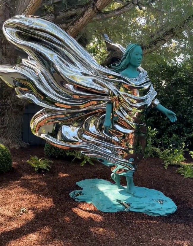 Mark Zuckerberg beberapa waktu lalu memamerkan sebuah karya seni terbaru yang menghiasi rumahnya. Mengejutkan, patung itu berbentuk istrinya sendiri, Priscilla Chan. Mempersembahkan pahatan setinggi lebih dari 2 meter kepada ibu dari dua anaknya tapi aksi Mark disebut red flag oleh pakar hubungan. (Foto: Instagram/@zuck)