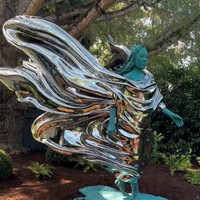 Mark Zuckerberg beberapa waktu lalu memamerkan sebuah karya seni terbaru yang menghiasi rumahnya. Mengejutkan, patung itu berbentuk istrinya sendiri, Priscilla Chan. Mempersembahkan pahatan setinggi lebih dari 2 meter kepada ibu dari dua anaknya tapi aksi Mark disebut red flag oleh pakar hubungan. (Foto: Instagram/@zuck)