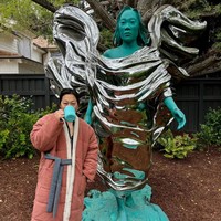 Menerima hadiah mahal dari pasangan mungkin jadi impian banyak orang. Namun psikolog klinik yang juga terapis pernikahan, Isabelle Morley, mengatakan jika hal tersebut tidak selalu menunjukkan kehidupan rumah tangga sedang baik-baik saja. Dikatakan, kado ektravagan bisa jadi wujud manipulasi. Hadiah itu bisa jadi simbol untuk menghormati apa yang telah mereka lalui dan bangun selama ini dan menjadi cara untuk memperlihatkan itu selagi merawat seseorang yang mereka cintai, katanya. (Foto: Instagram/@zuck)