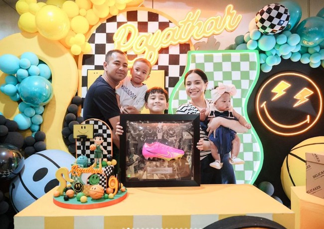 Raffi Ahmad dan Nagita Slavina turut hadir membawa kedua adik Rafathar, Rayyanza dan bayi Lily yang diadopsi Raffi dan Nagita. Kelimanya pun tampak berpose bersama. Foto: Instagram/@raffinagita1717