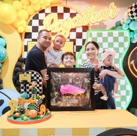 Raffi Ahmad dan Nagita Slavina turut hadir membawa kedua adik Rafathar, Rayyanza dan bayi Lily yang diadopsi Raffi dan Nagita. Kelimanya pun tampak berpose bersama. Foto: Instagram/@raffinagita1717