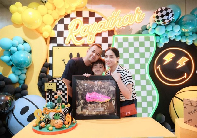 Yang tak kalah mencuri atensi ialah kado ulang tahun yang diberikan Nagita dan Raffi untuk Rafathar. Kakak Rayyanza itu mendapat kado berupa sepatu sepakbola dengan tanda tangan penyerang Liverpool asal Uruguay, Darwin Nunez. Foto: Instagram/@raffinagita1717