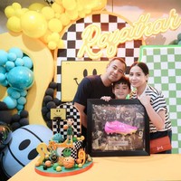 Yang tak kalah mencuri atensi ialah kado ulang tahun yang diberikan Nagita dan Raffi untuk Rafathar. Kakak Rayyanza itu mendapat kado berupa sepatu sepakbola dengan tanda tangan penyerang Liverpool asal Uruguay, Darwin Nunez. Foto: Instagram/@raffinagita1717