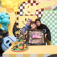 Kedua nenek Rafathar, Amy Qanita dan Rieta Amilia juga turut hadir di perayaan ulang tahun cucu tercinta. Foto: Instagram/@raffinagita1717