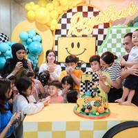 Tak hanya dekorasinya, kue ulang tahun Rafathar pun dibuat unik dengan aksen bola basket. Dengan warna-warna playful, perayaan ulang tahun Rafathar itu semakin terlihat meriah. Foto: Instagram/@raffinagita1717