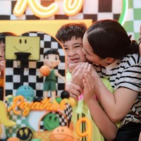 Dalam salah satu foto juga terlihat Nagita yang mencium gemas Rafathar. “Selamat Ulang Tahun, Panjang Umur dan Serta Mulia. Doa terbaik untuk Putra Pertamaku ‘Rafathar Malik Ahmad’ 9 Tahun,” tulis keterangan unggahannya. Foto: Instagram/@raffinagita1717