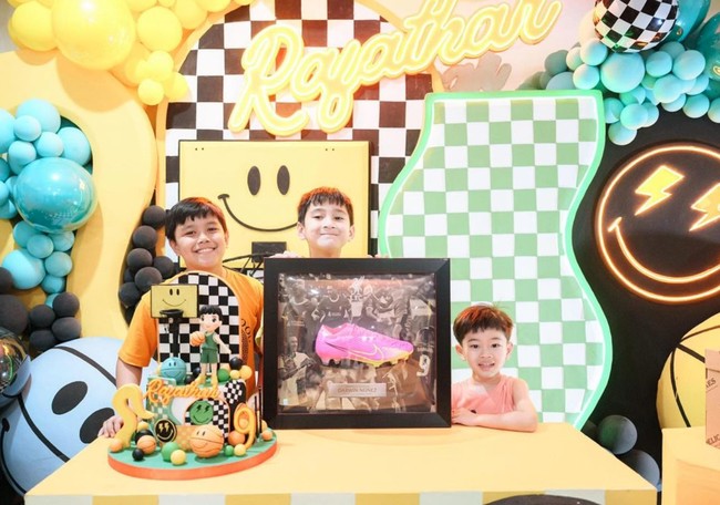 Melansir situs resmi Liverpool Store, hadiah dari Raffi dan Nagita itu harganya juga tak main-main. Sepasang sepatu kado untuk Rafathar itu dibanderol dengan harga 475 Pound Sterling atau sekitar Rp 10 juta. Foto: Instagram/@raffinagita1717