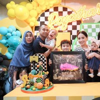 Tepat pada 15 Agustus kemarin putra pertama Raffi-Nagita, Rafathar Malik Ahmad, baru saja berulang tahun yang ke-9. Perayaan ulang tahunnya terlihat meriah dengan dekorasi bertema olahraga basket. Foto: Instagram/@raffinagita1717