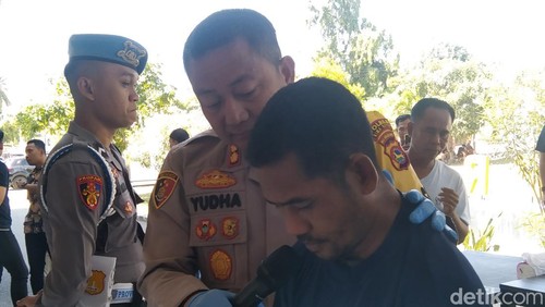 RF atau IW (42) tersangka penganiayaan terhadap anak 1,5 tahun di Bima, NTB. (Foto: Dok. Rafiin/detikBali)