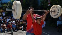 Atlet angkat beban Indonesia Rizki Juniansyah mencatatkan namanya di podium medali dengan meraih medali emas di Olimpiade Paris 2024. Rizki Juniansyah turun di kelas 73 kg putra meraih total skor angkatan beban 354 kg, lebih tinggi dari catatan atlet lainnya.  