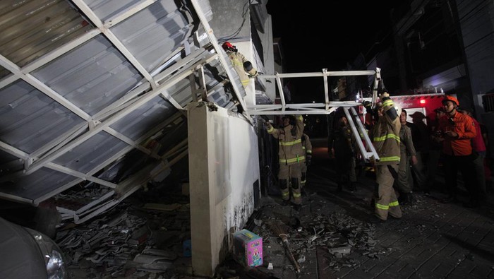 Rumah di Surabaya Rusak Akibat Ledakan Gas Elpiji Petugas Dinas Pemadam Kebakaran dan Penyelamatan (DPKP) Kota Surabaya membongkar atap yang ambruk akibat ledakan gas elpiji di Jalan Mulyosari Baru No 111 A, Surabaya, Jawa Timur, Jumat (16/8/2024). Ledakan yang mengakibatkan sebuah rumah rusak serta satu orang mengalami luka bakar itu berawal dari kebocoran gas elpiji di ruang dapur dan meledak saat salah satu penghuni rumah menyalakan lampu untuk mengecek kebocoran tersebut. ANTARA FOTO/Didik Suhartono/tom.