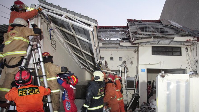 Rumah di Surabaya Rusak Akibat Ledakan Gas Elpiji Petugas Dinas Pemadam Kebakaran dan Penyelamatan (DPKP) Kota Surabaya membongkar atap yang ambruk akibat ledakan gas elpiji di Jalan Mulyosari Baru No 111 A, Surabaya, Jawa Timur, Jumat (16/8/2024). Ledakan yang mengakibatkan sebuah rumah rusak serta satu orang mengalami luka bakar itu berawal dari kebocoran gas elpiji di ruang dapur dan meledak saat salah satu penghuni rumah menyalakan lampu untuk mengecek kebocoran tersebut. ANTARA FOTO/Didik Suhartono/tom.