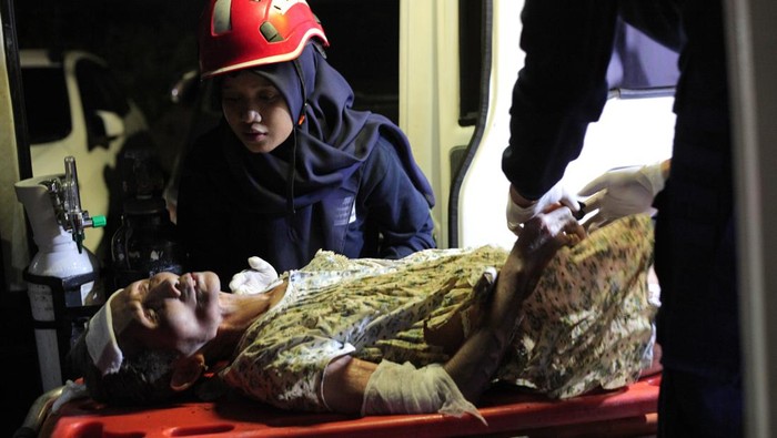 Petugas Dinas Pemadam Kebakaran dan Penyelamatan (DPKP) Kota Surabaya membongkar atap yang ambruk akibat ledakan gas elpiji di Jalan Mulyosari Baru No 111 A, Surabaya, Jawa Timur, Jumat (16/8/2024). Ledakan yang mengakibatkan sebuah rumah rusak serta satu orang mengalami luka bakar itu berawal dari kebocoran gas elpiji di ruang dapur dan meledak saat salah satu penghuni rumah menyalakan lampu untuk mengecek kebocoran tersebut. ANTARA FOTO/Didik Suhartono/tom.