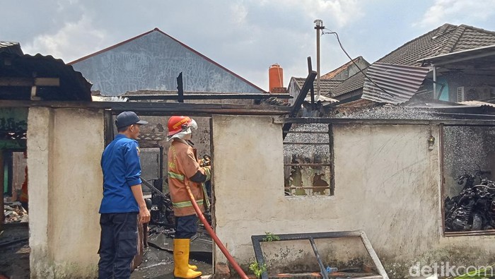 Sebuah rumah terbakar di Palembang pada Jumat (16/8/2024), 5 KK harus kehilangan tempat tinggal.