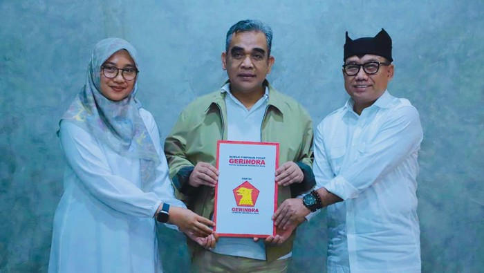 Sekjen Partai Gerindra Ahmad Muzani menyerahkan rekomendasi maju Pilbup Banyuwangi ke Ipuk-Mujiono.