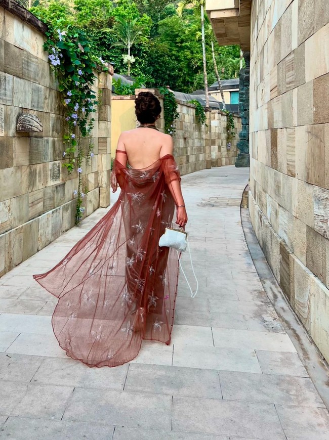 Sarung tangan tersebut tampak menyambung dengan bagian belakang yang membentuk seperti jubah. Terbuat dari kain tulle yang menerawang, sarung tangan jubah juga memiliki motif seperti bentuk bunga berwarna silver. Foto: Instagram/@sharazaaa