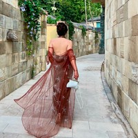 Sarung tangan tersebut tampak menyambung dengan bagian belakang yang membentuk seperti jubah. Terbuat dari kain tulle yang menerawang, sarung tangan jubah juga memiliki motif seperti bentuk bunga berwarna silver. Foto: Instagram/@sharazaaa