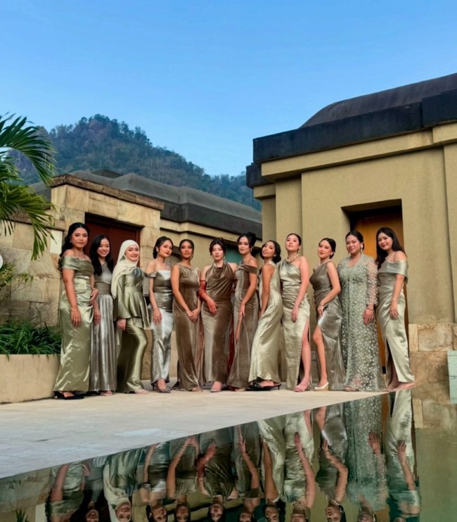 Shaloom bersama para rekan bridesmaidnya yang tampil kompak dalam balutan dress berwarna hijau. Penampilan Shaloom sendiri tampak lebih menonjol dengan sarung tangan unik yang dikenakannya. Foto: Instagram/@sharazaaa