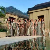 Shaloom bersama para rekan bridesmaidnya yang tampil kompak dalam balutan dress berwarna hijau. Penampilan Shaloom sendiri tampak lebih menonjol dengan sarung tangan unik yang dikenakannya. Foto: Instagram/@sharazaaa