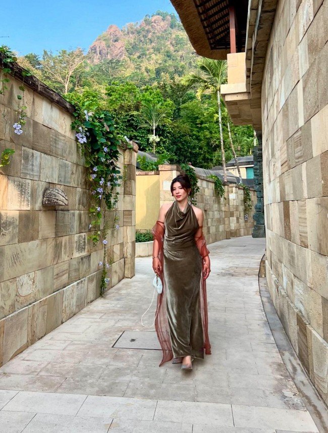 Cantik menawan, Shaloom memilih gaya rambut updo dengan menyisakan poni panjang pada bagian depannya. Penampilannya itu juga dilengkapi dengan tas kecil berwarna putih. Foto: Instagram/@sharazaaa