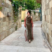 Cantik menawan, Shaloom memilih gaya rambut updo dengan menyisakan poni panjang pada bagian depannya. Penampilannya itu juga dilengkapi dengan tas kecil berwarna putih. Foto: Instagram/@sharazaaa