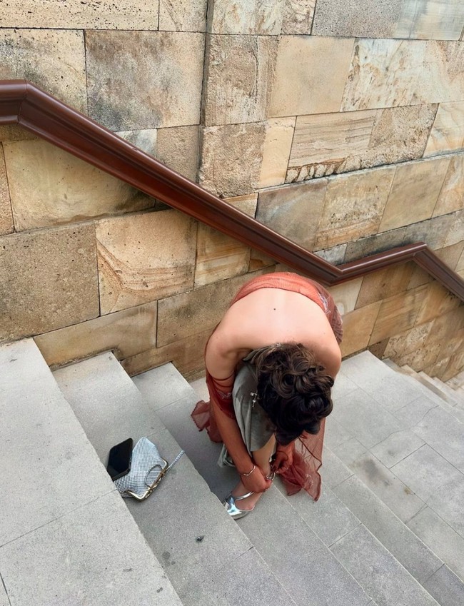 Dress model backless yang dipilih oleh Shaloom juga memberikan sentuhan seksi namun tetap elegan. Ia memadukan penampilannya itu dengan sepasang heels berwarna silver. Foto: Instagram/@sharazaaa