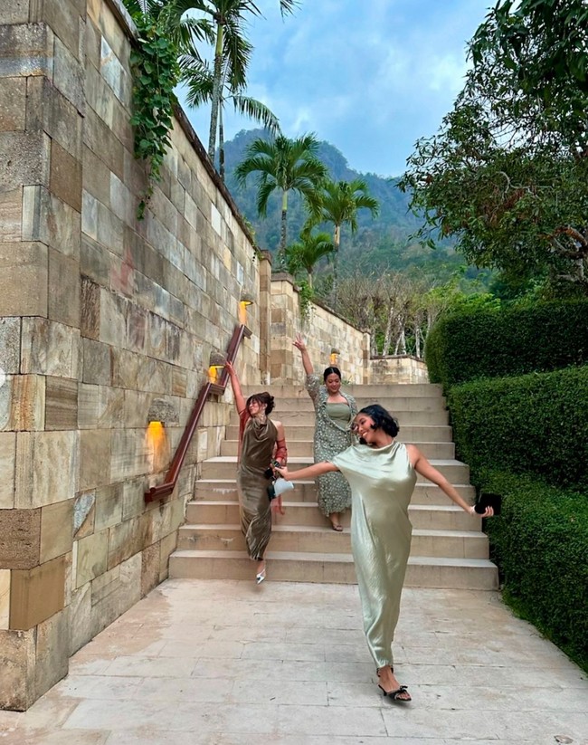 Gaya unik Shaloom itu membuat dirinya terlihat lebih menonjol dari para bridesmaid lain. Penampilan Shaloom pun banjir pujian netizen. Foto: Instagram/@sharazaaa