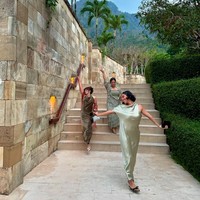 Gaya unik Shaloom itu membuat dirinya terlihat lebih menonjol dari para bridesmaid lain. Penampilan Shaloom pun banjir pujian netizen. Foto: Instagram/@sharazaaa