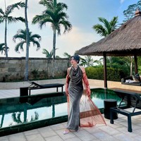 Menjadi salah satu bridesmaid di pernikahan sahabatnya yang digelar di Amanjiwo, Jawa Tengah, Shaloom memilih tampil dengan gaya unik namun tetap stylish. Anak sulung Wulan Guritno itu tampil dengan memadukan dress velvet hijau dan sarung tangan unik berwarna merah. Foto: Instagram/@sharazaaa