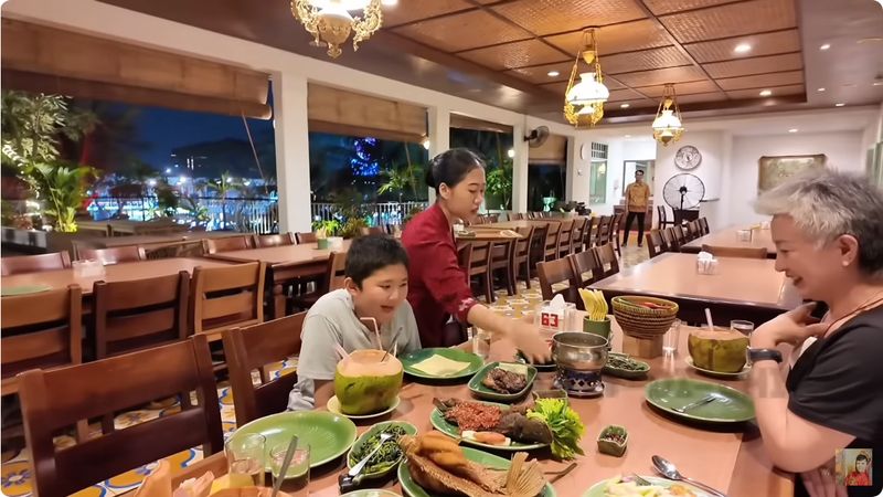 Shanty di China ajak sang tante makan kuliner Indonesia