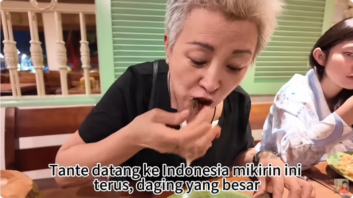 Shanty di China ajak sang tante makan kuliner Indonesia