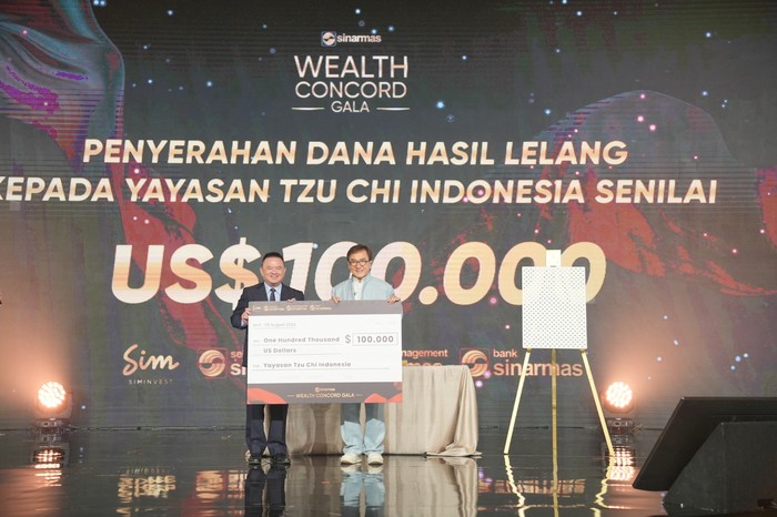 Sinarmas Financial Services bersama Jackie Chan menyumbang US$ 100 ribu kepada Yayasan Tzu Chi Indonesia untuk kegiatan-kegiatan sosial.