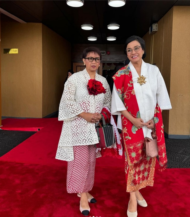 Menariknya, keduanya tidak janjian berpakaian dengan nuansa warna yang senada. Hal itu diungkapkan Sri Mulyani saat mengunggah foto mereka berdua di Instagram. Nggak janjian sama Bestie @retno_marsudi 1 ternyata kita pakai kebaya dan kain sama warna Merah Putih, tulisnya. Foto: Instagram/@smindrawati