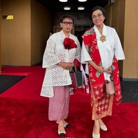 Menariknya, keduanya tidak janjian berpakaian dengan nuansa warna yang senada. Hal itu diungkapkan Sri Mulyani saat mengunggah foto mereka berdua di Instagram. Nggak janjian sama Bestie @retno_marsudi 1 ternyata kita pakai kebaya dan kain sama warna Merah Putih, tulisnya. Foto: Instagram/@smindrawati