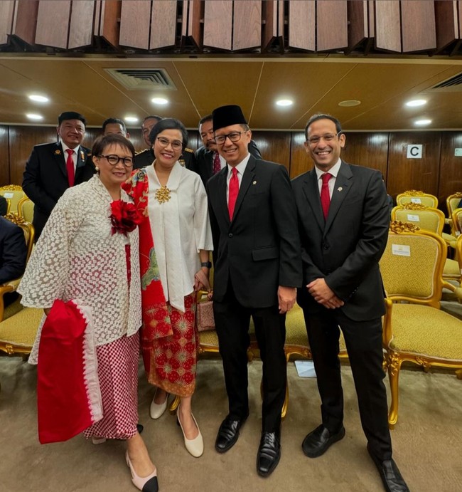 Retno Marsudi bergaya chic dan elegan dalam balutan outer putih berdetail embroidery dan kain batik merah, serta obi motif jumputan. Wanita 61 tahun ini menambah aksen korsase mawar merah sebagai pemanis penampilan. Foto: Instagram/@smindrawati