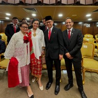 Retno Marsudi bergaya chic dan elegan dalam balutan outer putih berdetail embroidery dan kain batik merah, serta obi motif jumputan. Wanita 61 tahun ini menambah aksen korsase mawar merah sebagai pemanis penampilan. Foto: Instagram/@smindrawati