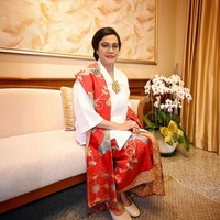 Sri Mulyani tampak anggun mengenakan atasan kebaya berpotongan longgar yang dipadukan kain batik merah motif floral. Tak lupa selendang bermotif dan warna senada melengkapi penampilannya. Foto: Instagram/@smindrawati