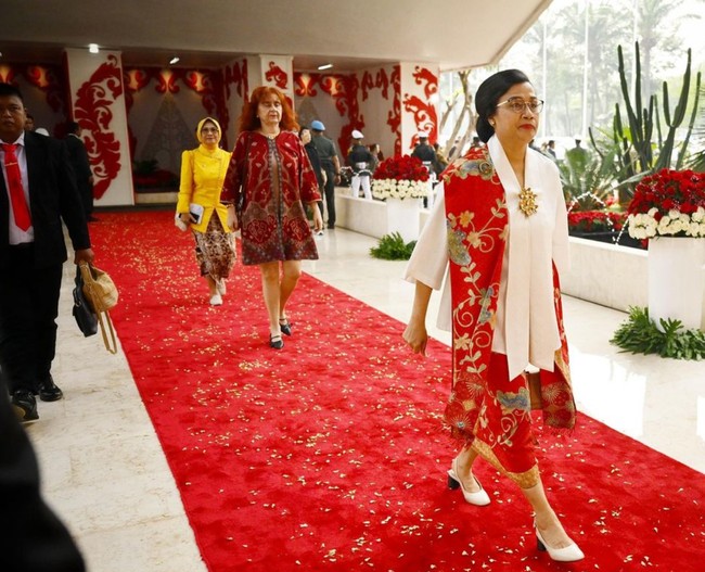 Aksen bros emas menambah kesan manis dan lebih modis. Untuk alas kaki, Sri Mulyani memilih pump shoes dengan sling back warna nude. Foto: Instagram/@smindrawati