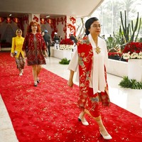 Aksen bros emas menambah kesan manis dan lebih modis. Untuk alas kaki, Sri Mulyani memilih pump shoes dengan sling back warna nude. Foto: Instagram/@smindrawati