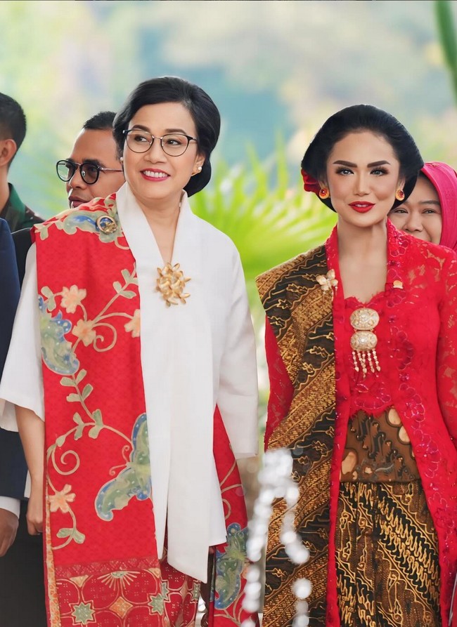 Tampak pula anggota DPR Krisdayanti yang tampil total dengan busana khas Jawa. Politisi sekaligus penyanyi ini mengenakan kebaya kutu baru merah dipadu kain bati. Sementara itu, rambutnya disanggul gaya wanita Jawa tradisional. Foto: Instagram/@smindrawati