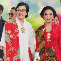 Tampak pula anggota DPR Krisdayanti yang tampil total dengan busana khas Jawa. Politisi sekaligus penyanyi ini mengenakan kebaya kutu baru merah dipadu kain bati. Sementara itu, rambutnya disanggul gaya wanita Jawa tradisional. Foto: Instagram/@smindrawati