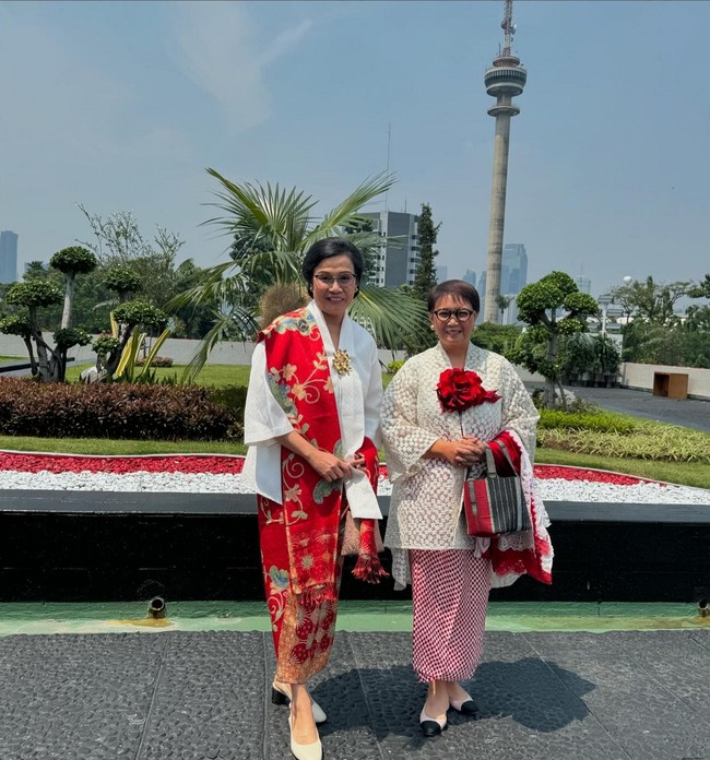 Menteri Keuangan Sri Mulyani dan Menteri Luar Negeri Retno Marsudi tampil senada dengan busana merah-putih di Sidang Tahunan MOR 2024. Keduanya memilih kebaya yang dipadankan kain. Foto: Instagram/@smindrawati
