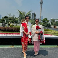 Menteri Keuangan Sri Mulyani dan Menteri Luar Negeri Retno Marsudi tampil senada dengan busana merah-putih di Sidang Tahunan MOR 2024. Keduanya memilih kebaya yang dipadankan kain. Foto: Instagram/@smindrawati