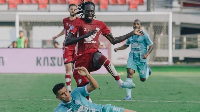 Striker PSM Makassar Tito Okello dilanggar bek PSBS Biak dalam laga pekan kedua Liga 1 2024/2025.